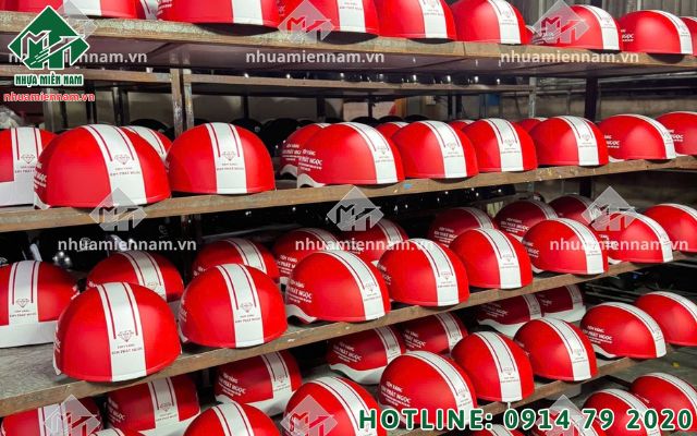 Hướng dẫn nhà trường cách bảo quản nón bảo hiểm trong tủ đồ cá nhân của học sinh