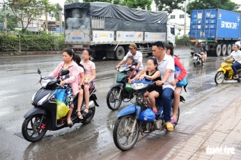 Xốn mắt với cảnh chở con nhỏ không đội nón bảo hiểm