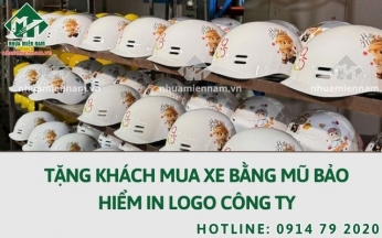 Tặng khách mua xe bằng mũ bảo hiểm in logo công ty